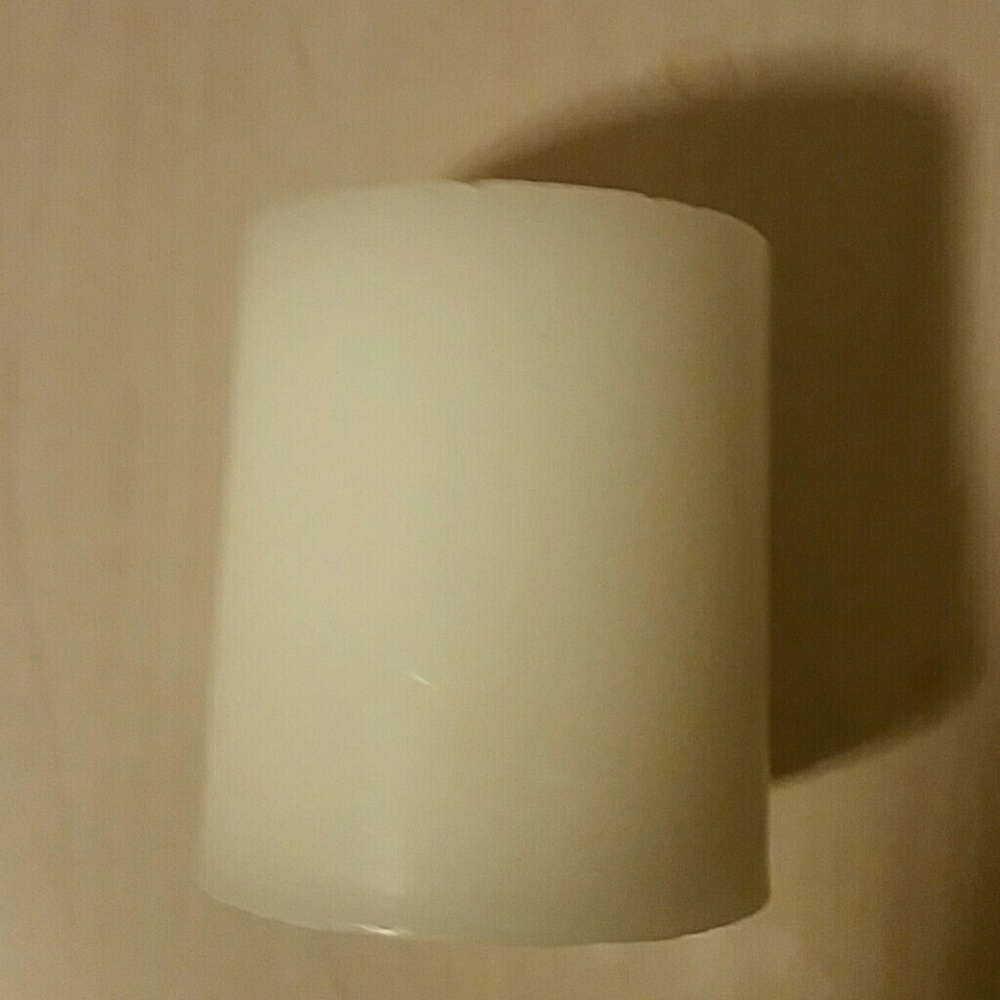 Fresh Linen Scented Pillar Candle - Picture 2 of 4